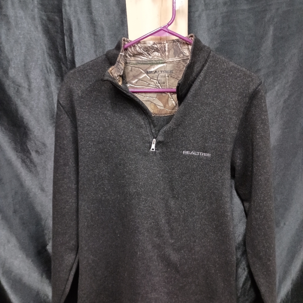 Real tree. Youth 14-16 black pullover sweater